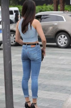 美女在等公交车，穿着性感的牛仔裤