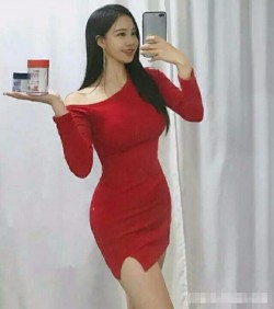 红色包臀裙，性感少妇