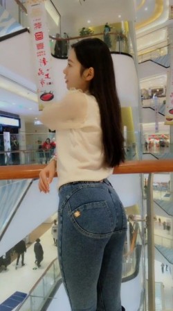 商城楼台上的牛仔妹
