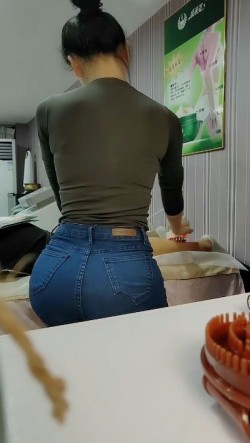 牛仔裤美女给做的按摩肯定舒服