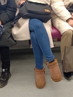 偶遇地铁牛仔小靓妹