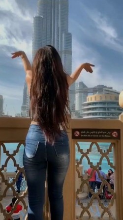 在迪拜看高楼的翘臀妹