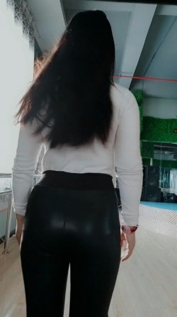 胯宽的皮裤子漂亮呢