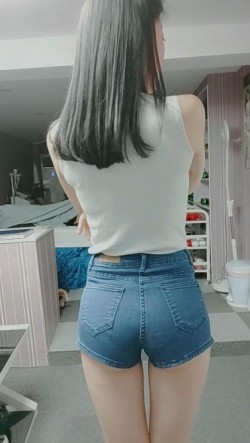 热裤翘臀妹，看上去真好看