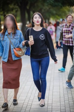 蓝色牛仔裤很紧身