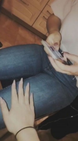手放在牛仔裤的大腿上就是舒服