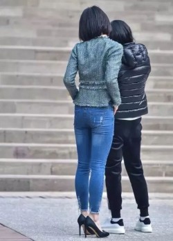 街拍紧身牛仔裤大长腿优雅时尚女郎