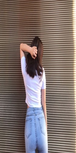 牛仔妹子大腿上开个破洞
