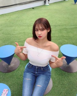 性感的牛仔裤女