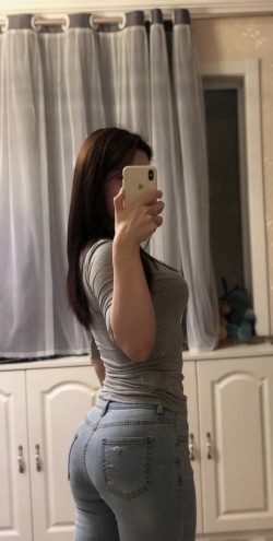 镜子里的牛仔裤美女