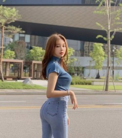 时尚的牛仔裤美女