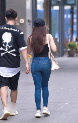 时尚的牛仔裤妹子