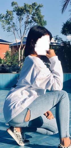 破洞牛仔裤妹子