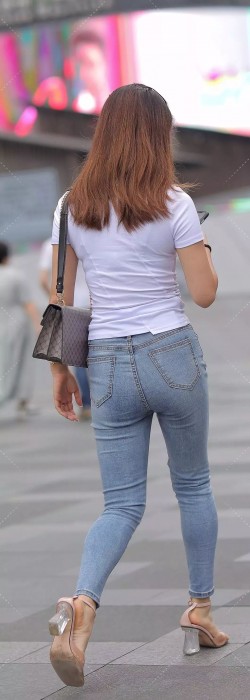 丰满的牛仔裤妹子
