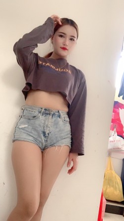 热裤美女喜欢照镜子