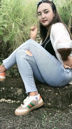 漂亮的紧身牛仔裤妹子