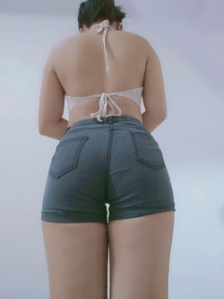 皮肤很好的热裤美女