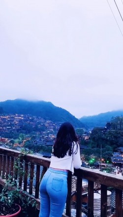 [视频]风景中长发牛仔裤小姐姐，11秒，无水印，3.7M