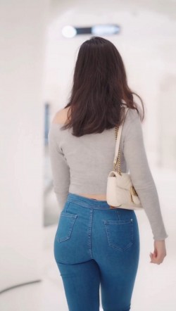 [视频]街拍行走中牛仔裤美女，22秒，无水印，50M