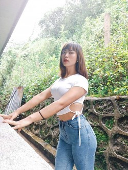 爱这个世界，更喜欢牛仔裤美女