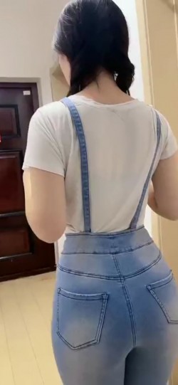 [视频]在电脑游戏里面碰到牛仔裤美女