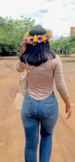 [视频]头戴鲜花圈的翘臀牛仔裤美女