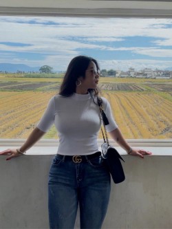 胸有大志的白上衣紧身牛仔裤美女