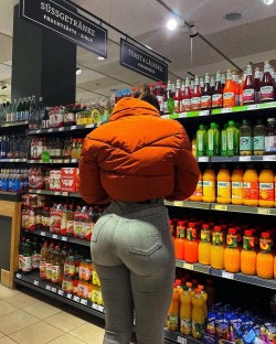 街拍英国图书馆里看书灰色紧身牛仔美妞
