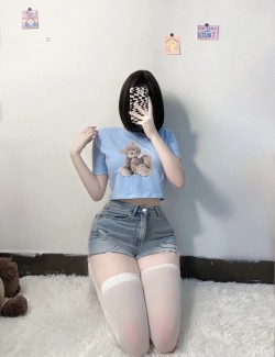 白嫩长腿的热裤美女想上热门