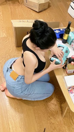 性感的牛仔裤美女在做手工活