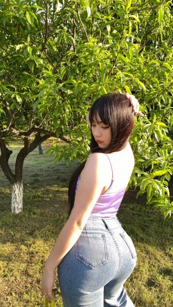 果树园里的巨臀牛仔裤美女