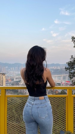 大屁股的牛仔裤美女身材真好