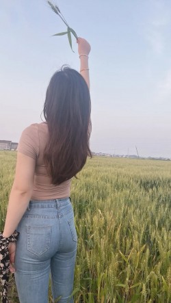 走在山波上的牛仔裤美女