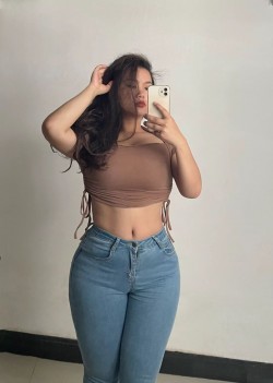 丰满牛仔裤美女呈现肥臀之美