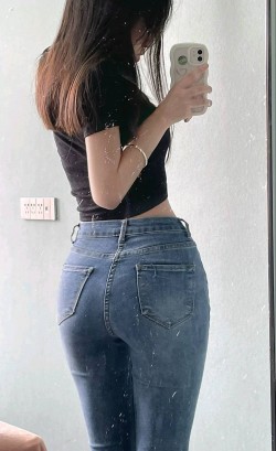 自拍的牛仔裤美女