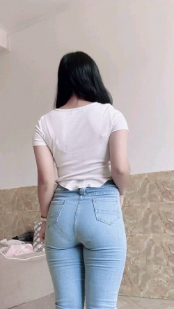 丰满的牛仔裤美女