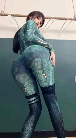 前卫的紧身裤美女