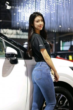 车展上面的牛仔裤美女