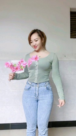 手持鲜花的牛仔裤美女