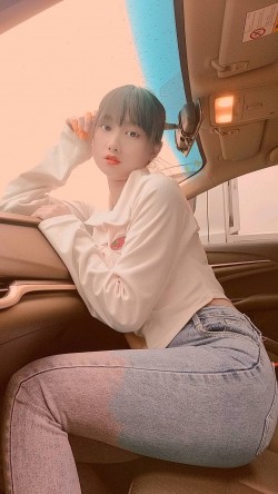 喜欢车子的牛仔裤美女