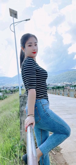 草地上的牛仔裤美女