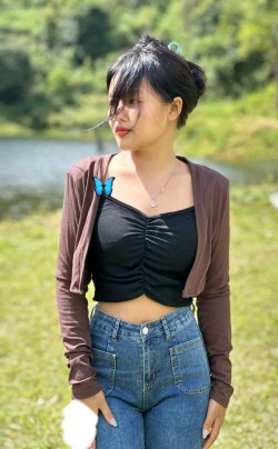 山溪边的牛仔裤美女