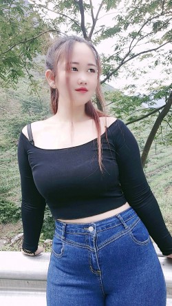 微胖的牛仔裤美女