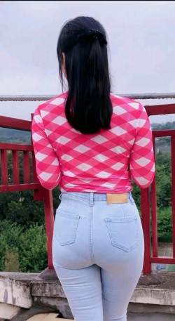 [视频]肥美的牛仔裤美女