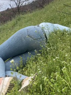 [视频]草地里的牛仔裤美女