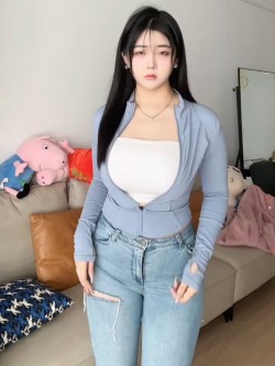 [视频]长发好看的牛仔裤美女