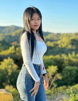 手捧鲜花的牛仔裤美女