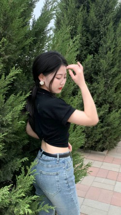 松树边的牛仔裤美女